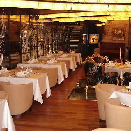 Royal Square & Szálloda 5*